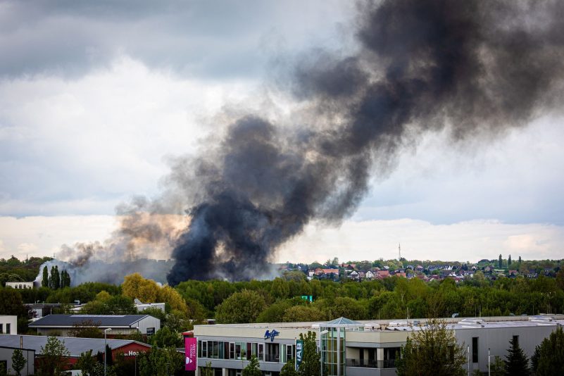 Rauch steigt bei einem Großbrand in einem Braunschweiger Industriegebiet in den Himmel.