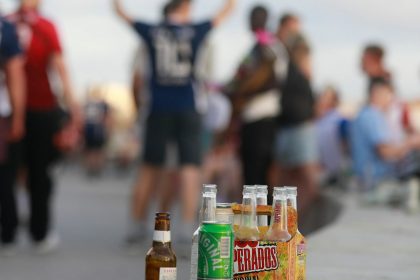 Party auf der Promenade am Strand von Arenal. Mallorca läutet die Partysaison ein.