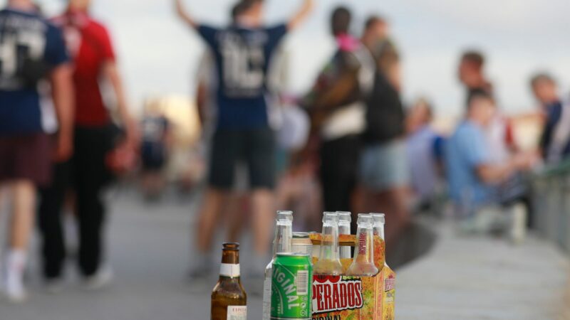 Party auf der Promenade am Strand von Arenal. Mallorca läutet die Partysaison ein.