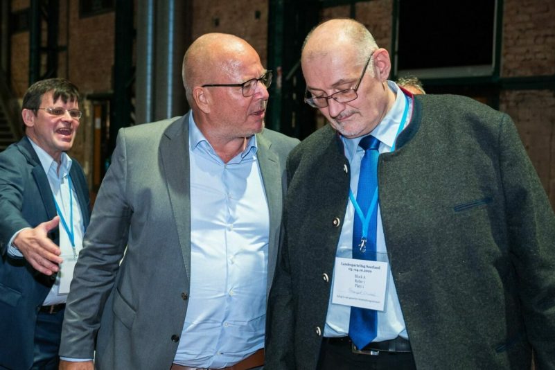 Christoph Schaufert (r.) im Gespräch mit einem Parteikollegen (Archivbild).