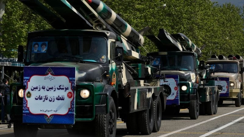 In Teheran werden zum Tag der Armee Raketen auf Lastwagen transportiert. Bei einem Auftritt bei der Parade warnte der iranische Präsident Raisi Israel vor jeder militärischen Aktion gegen den Iran.