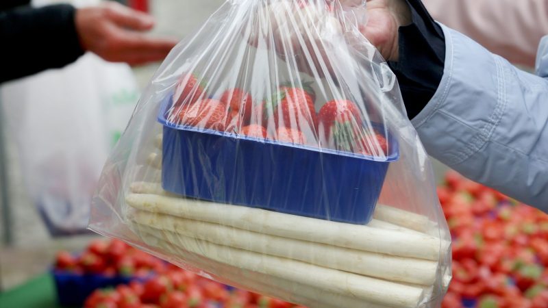 Erdbeeren und Spargel werden gern gemeinsam gekauft.