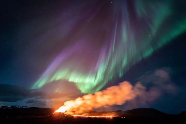 Dramatische Natur:&nbsp;Nordlichter treffen nahe der Stadt Grindavik auf einen Vulkanstrom. Der Vulkan im Südwesten Islands, der im Dezember, Januar und Februar dreimal ausbrach und Lava in Richtung einer nahe gelegenen Gemeinde schickte, bricht weiter aus.