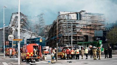 Kopenhagener historische Börse: Außenmauern ausgebrannter Hälfte eingestürzt