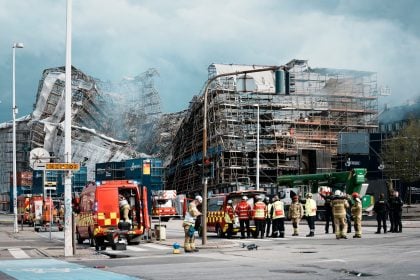 Kopenhagener historische Börse: Außenmauern ausgebrannter Hälfte eingestürzt