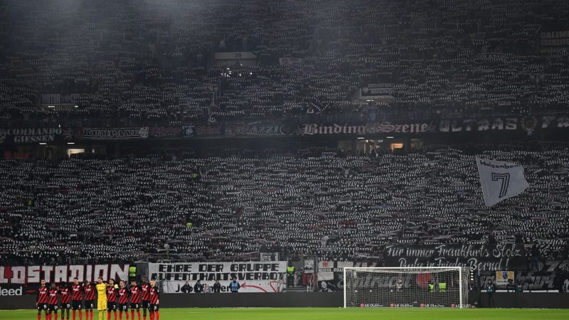 Das Eintracht-Heimspiel gegen den FC Augsburg stand ganz im Zeichen des Gedenkens an Bernd Hölzenbein.
