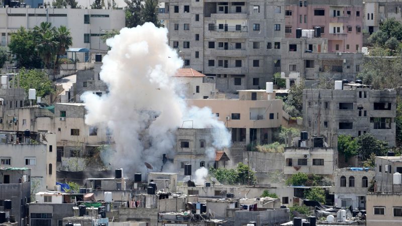 Nach einer Explosion während einer israelischen Militäroperation steigen Rauchwolken über dem Flüchtlingslager Nur Schams im Westjordanland auf.