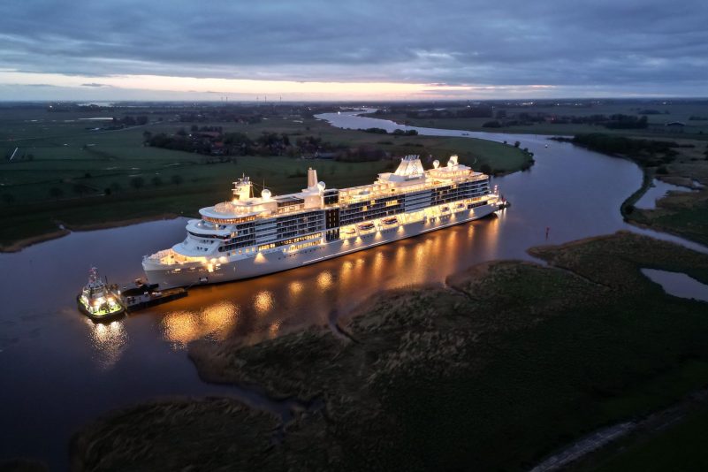 Der Luxusliner «Silver Ray» auf der Ems vor Leer.