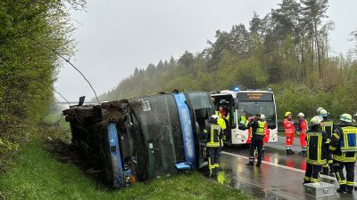 Frankreich: Deutsche und französische Schulkinder bei Busunfall verletzt
