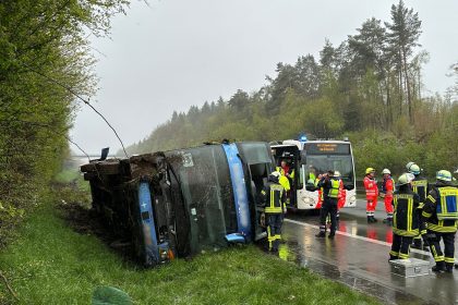 Jugendliche bei Unfall mit Reisebus auf Autobahn 45 verletzt