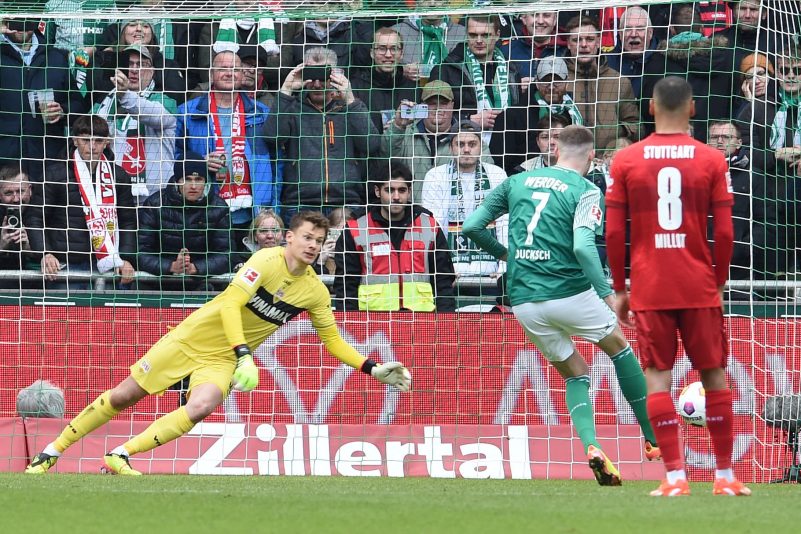 Bremens Marvin Ducksch (2.vl) verwandelt gegen Stuttgarts Torwart Alexander Nübel einen Elfmeter zum 1:0.