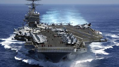 Einer der größten US amerikansichen Flugzeugträger ist auf hoher See unterwegs. Die weltweiten Militärausgaben haben 2023 erneut einen Höchststand erreicht.