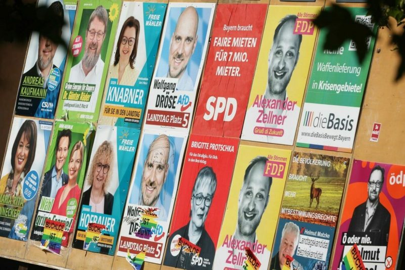 Wahlplakate verschiedener Parteien für eine Landtagswahl.