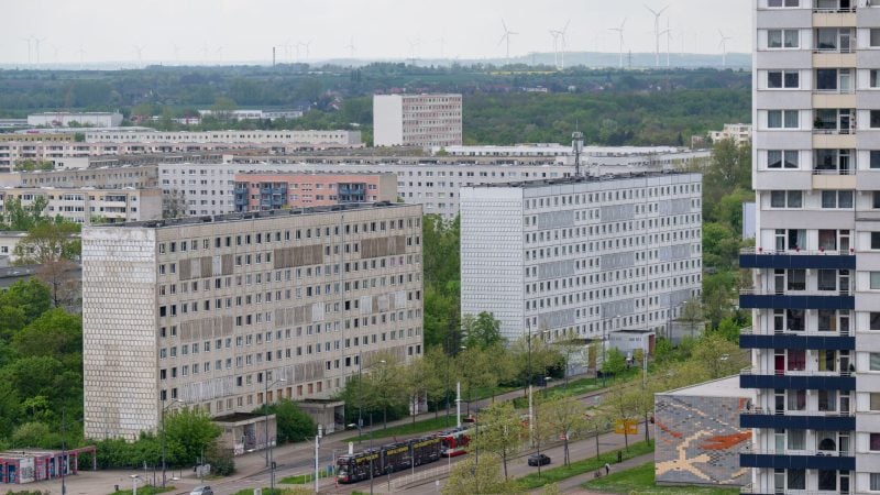 Blick auf einen leerstehenden DDR-Wohnblock (l) im Plattenbaugebiet Halle-Neustadt in Halle/Saale.