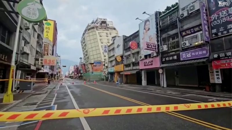 In diesem Bild aus einem Video sind Straßen abgesperrt, nachdem die Insel von einer Reihe von Erdbeben erschüttert wurde. Nach dem starken Erdbeben vor wenigen Wochen ist der Osten Taiwans erneut von heftigen Erdstößen erschüttert worden. Laut Angaben der zuständigen taiwanischen Wetterbehörde ereigneten sich die Beben der Stärken 6,3 und 6,0 am frühen Dienstagmorgen (Ortszeit).