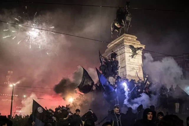 Fans von Inter Mailand feiern die Meisterschaft auf der Piazza Duomo.