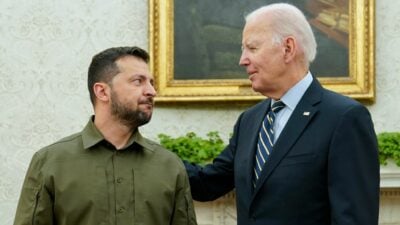 US-Präsident Joe Biden (r) bei einem Treffen mit seinem ukrainischen Amtskollegen Wolodymyr Selenskyj in Washington im September 2023. Die Ukraine ist angesichts der russischen Invasion auf Hilfen aus dem Westen, insbesondere der USA, angewiesen.