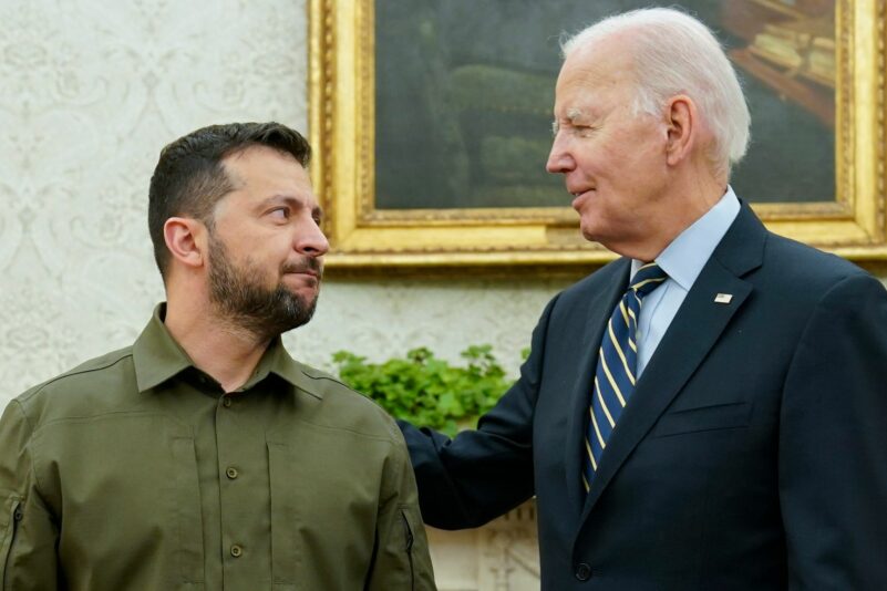 US-Präsident Joe Biden (r) bei einem Treffen mit seinem ukrainischen Amtskollegen Wolodymyr Selenskyj in Washington im September 2023. Die Ukraine ist angesichts der russischen Invasion auf Hilfen aus dem Westen, insbesondere der USA, angewiesen.