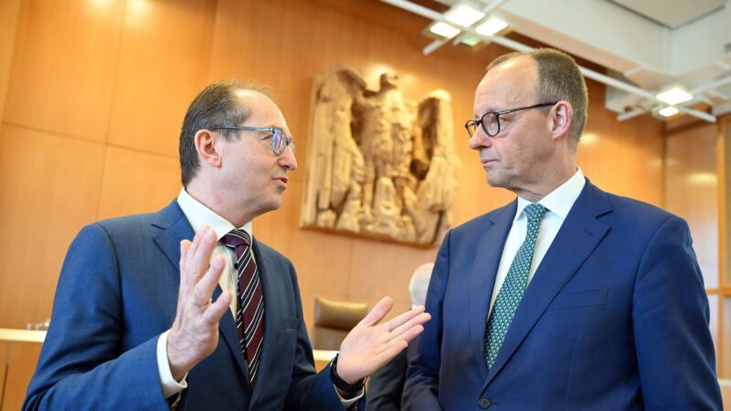 CDU-Chef Friedrich Merz (r.) und der Vorsitzende der der CSU, Alexander Dobrindt, im Bundesverfassungsgericht.