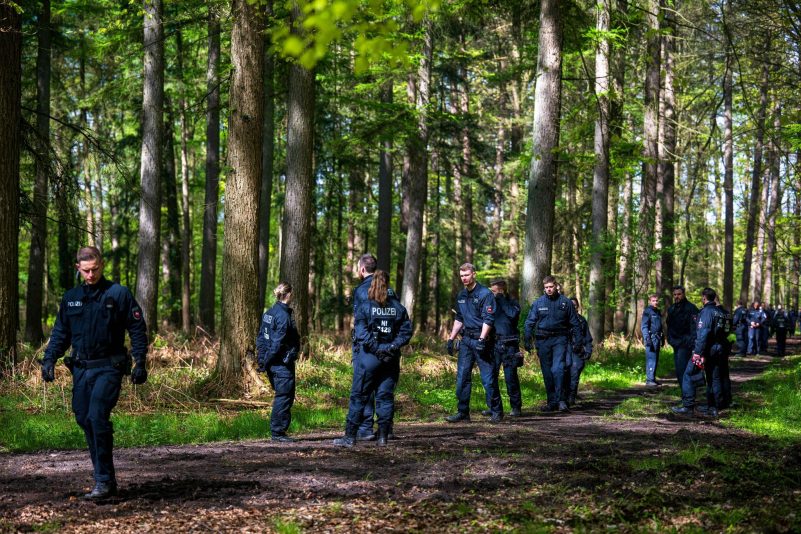 Einsatzkräfte suchen im niedersächsischen Bremervörde nach einem vermissten sechs Jahre alten Kind.
