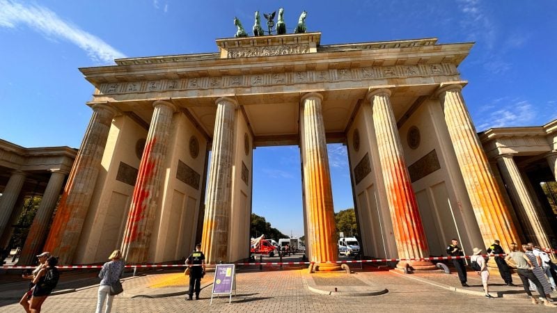 Mitglieder der Klimagruppe Letzte Generation sprühten das Brandenburger Tor im vergangenen September mit oranger Farbe an.