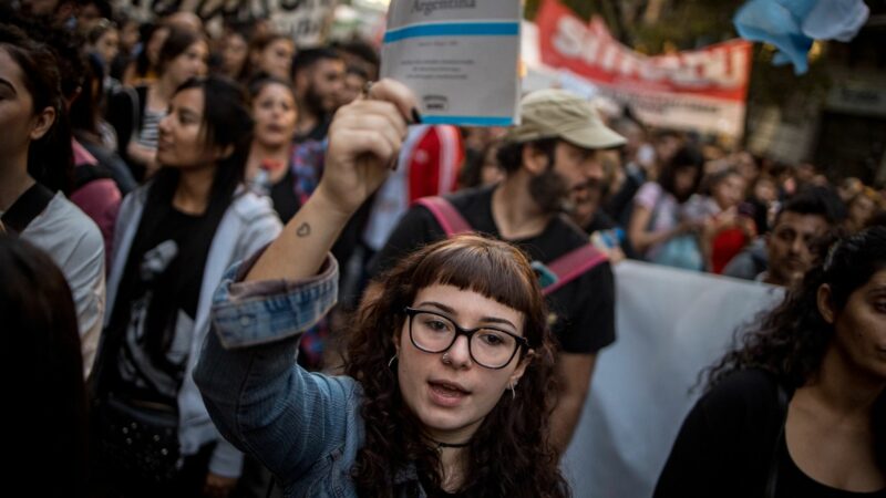 Zahlreiche Menschen forderten finanzielle Unterstützung für staatliche Hochschulen und Universitäten in Argentinien.