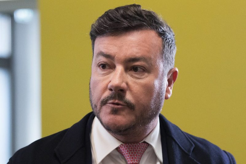 Rene Benko trifft zur Verhandung ein.