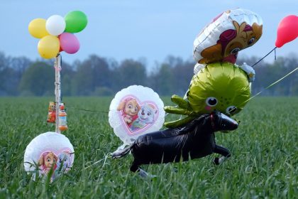 Suche nach Arian: Ballons und Süßigkeiten im Wald aufgehängt