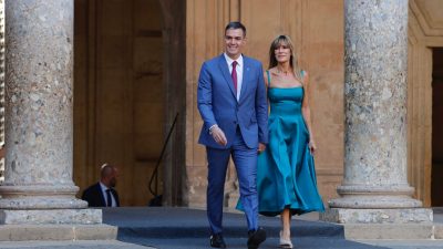 Trotz Korruptionsvorwürfen gegen seine Frau: Spaniens Ministerpräsident Sánchez bleibt im Amt