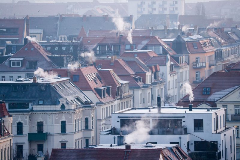 Steigende Strom- und Gaspreise und Unsicherheit infolge des Heizungsgesetzes: Die Preise für unsanierte Häuser sind zuletzt stark gefallen. Der Abwärtstrend scheint jedoch gestoppt (Symbolbild).