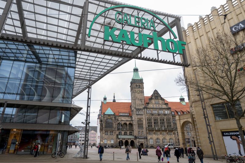 Das Logo der Galeria Kaufhof prangt groß über dem Neumarkt in Chemnitz. Die Filiale ist auch von den Schließungen betroffen (Archivbild).
