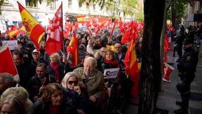 Tausende demonstrieren für Verbleib von Spaniens Regierungschef Sánchez im Amt