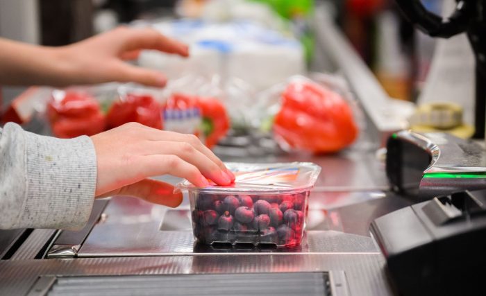 Mütter geben einer Studie zufolge bei Gemüse und Obst etwas mehr Geld als Väter aus (Symbolbild).