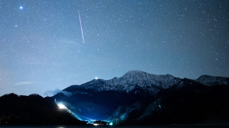 Anfang Mai kann man Sternschnuppen am Nachthimmel beobachten.
