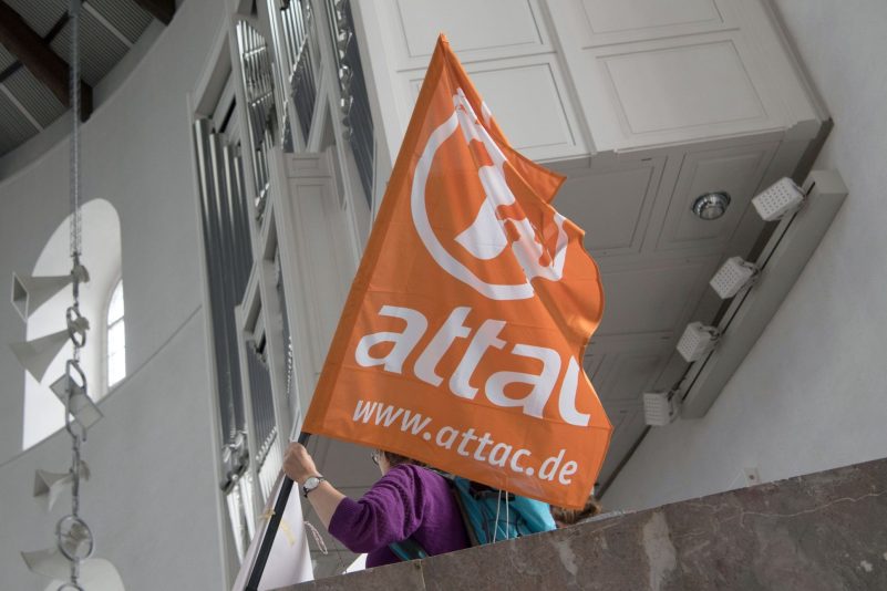 Im Jahr 2014 hatte das Finanzamt Frankfurt/Main dem Attac-Trägerverein die Gemeinnützigkeit aberkannt, weil das Netzwerk zu politisch sei.