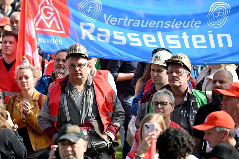 Gewerkschaftsmitglieder und Stahlarbeiter bei einer Protest-Kundgebung der Thyssenkrupp-Stahlsparte in Duisburg.