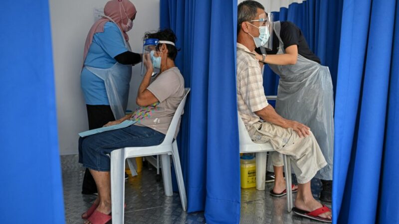 Malaysischer Impf-Arzt entschuldigt sich öffentlich – Post geht viral