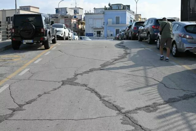 Risse in den Straßen von Pozzuoli in den Campi Flegrei