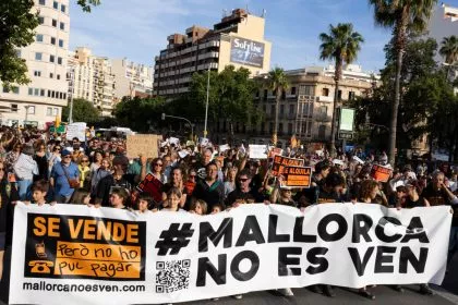 Tausende protestieren auf Mallorca: Einwohner vs. Tourismus