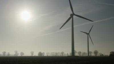 Zwei Windkraftanlagen in Brandenburg.