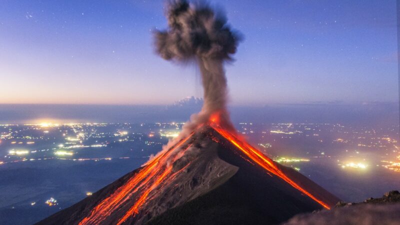 Vulkanausbrüche sind eine Gefahr für Mensch und Umwelt.