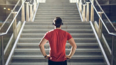 Aufzug ade: Wie Treppensteigen das Sterberisiko senkt