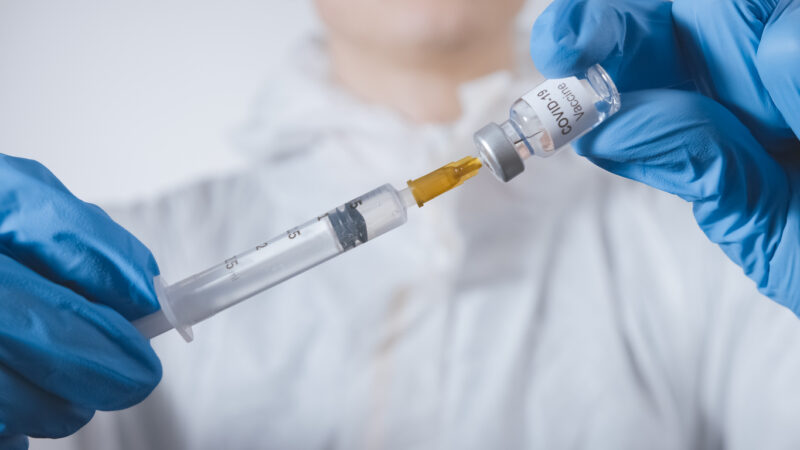 Studie zeigt Zusammenhang zwischen COVID-19-Impfstoffen und neuen Psychosen