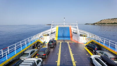 Fähren in Griechenland dürfen aus Gründen der Sicherheit keine E-Autos mit vollem Akku transportieren.