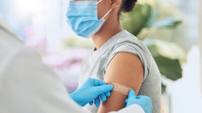 Anstieg seltener Autoimmunkrankheit – Forscher: COVID-19 und Impfstoffe trugen dazu bei