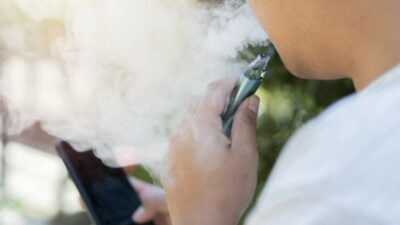 Eine Studie zeigt, wie Jugendliche über TikTok an E-Zigaretten kommen