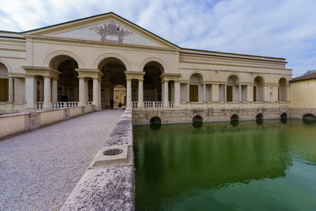 Palazzo del Te – Blick auf den Fischteich und die dahinter liegende Loggia von David