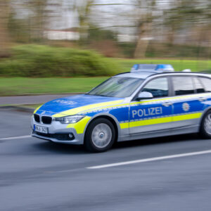 Autofahrer rammt wiederholt Polizeiwagen: Beamter in Berlin greift zur Waffe