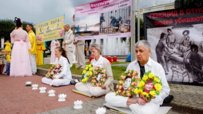 Falun-Gong-Praktizierende versammeln sich am 20. Juli 2013 auf dem Platz vor dem Bahnhof Finlyandsky in Sankt Petersburg, Russland, um der in China zu Tode verfolgten Praktizierenden zu gedenken. Foto: Irina Oshirova/Epoch Times