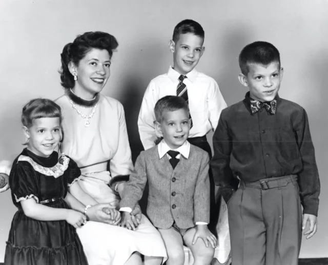 Gladys McGarey mit vier ihrer sechs Kinder im Jahr 1954. Foto: Gladys McGarey